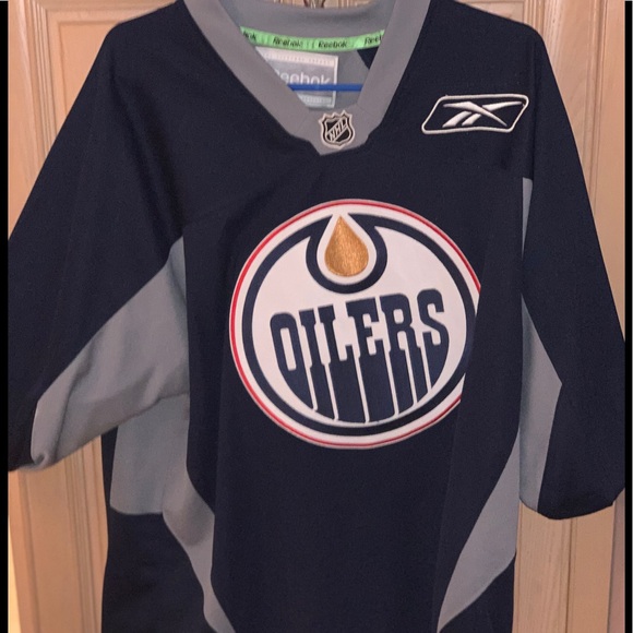 Edmonton Oilers Ryan Nugent Hopkins - Picture 1 of 2